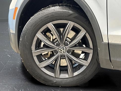 Used 2022 Volkswagen Tiguan SE AWD/4WD image 32