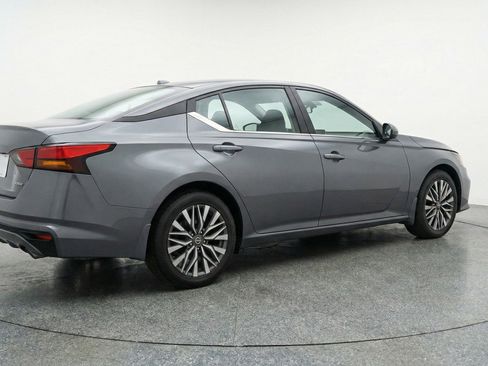 Used 2025 Nissan Altima 2.5 SV image 9