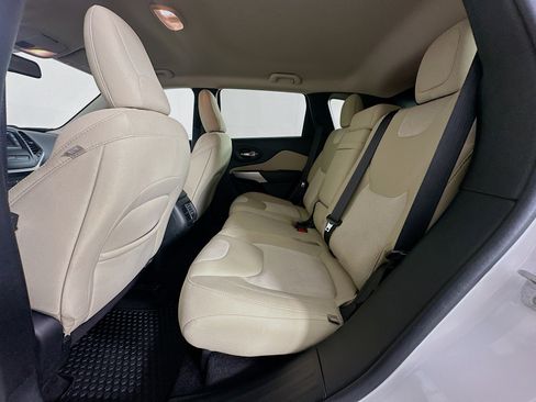 Used 2018 Jeep Cherokee Latitude w/ Cold Weather Group FWD image 26