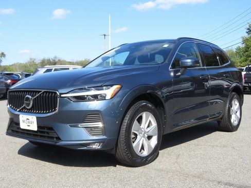 Used 2022 Volvo XC60 B5 Momentum image 2