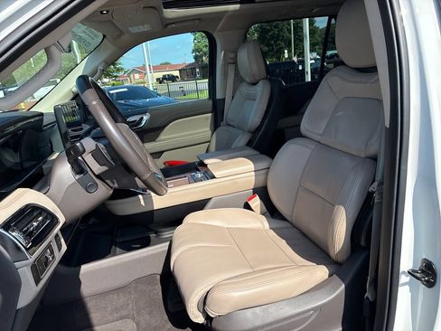 Used 2023 Lincoln Navigator 4WD image 9