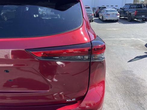 Used 2020 Toyota Highlander XLE image 17