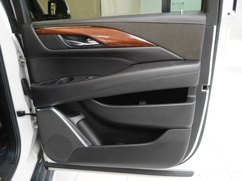 Used 2019 Cadillac Escalade ESV Luxury image 35