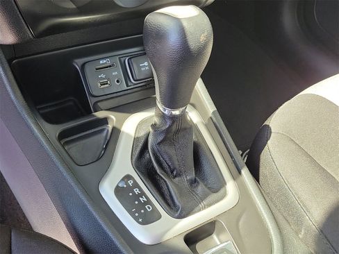 Used 2014 Jeep Cherokee Sport image 21