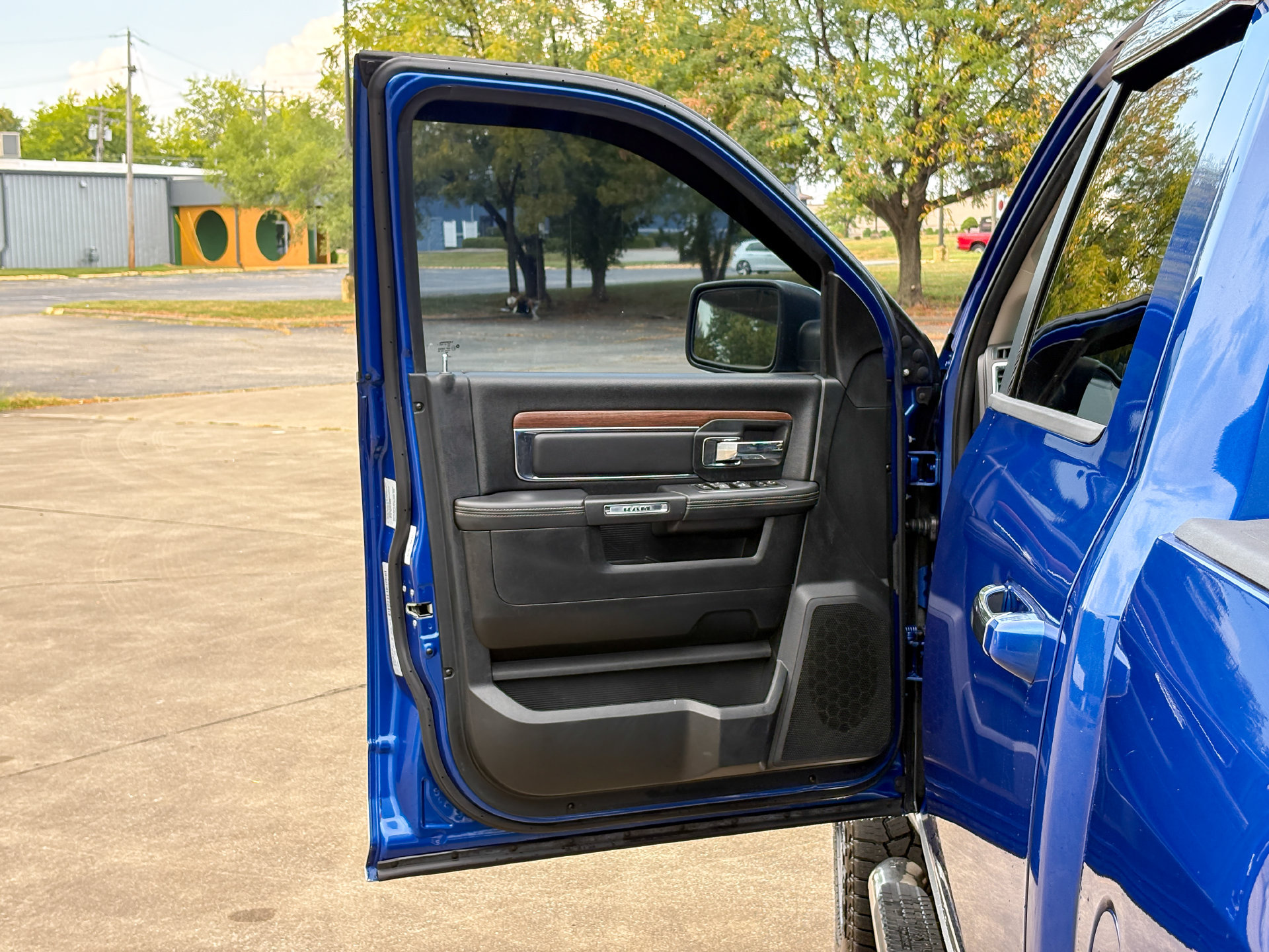 Used 2016 RAM 1500 Laramie w/ Convenience Group AWD/4WD image 16