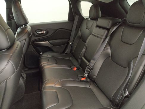 Used 2019 Jeep Cherokee Latitude Plus w/ Comfort/Convenience Group FWD image 18