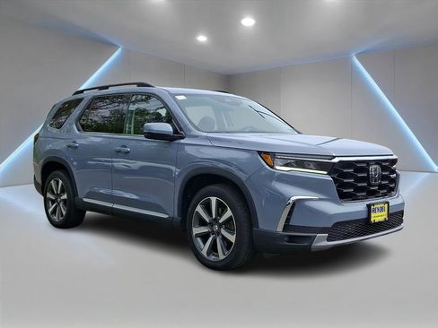 Used 2023 Honda Pilot Touring image 3