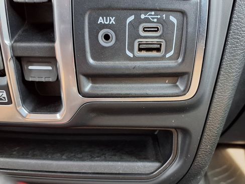 Used 2019 Jeep Wrangler Unlimited Sahara w/ Cold Weather Group AWD/4WD image 8