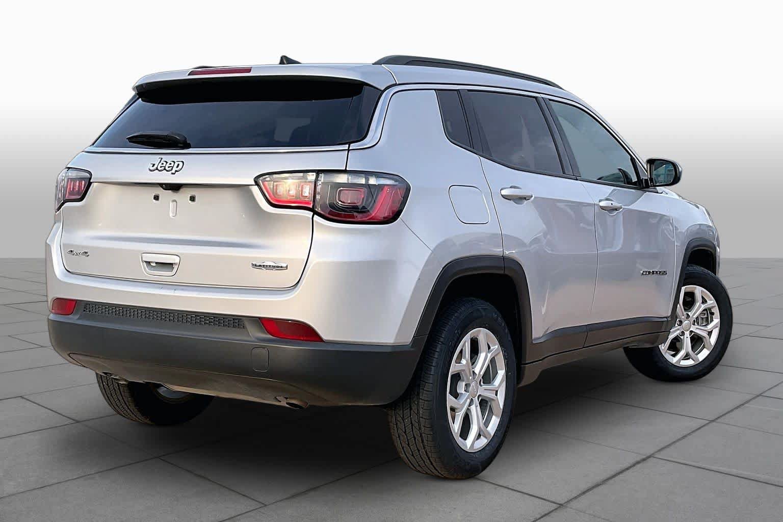 Used 2024 Jeep Compass Latitude AWD/4WD image 14