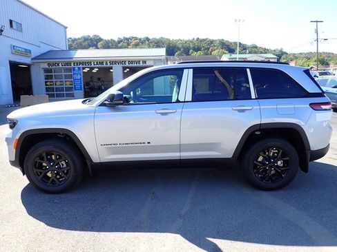 New 2025 Jeep Grand Cherokee Altitude image 2