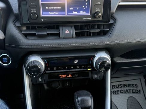 Used 2020 Toyota RAV4 XLE w/ Carpet Mat Package AWD/4WD image 17