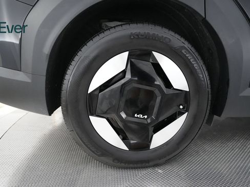 Used 2024 Kia EV9 Light Long Range RWD image 9