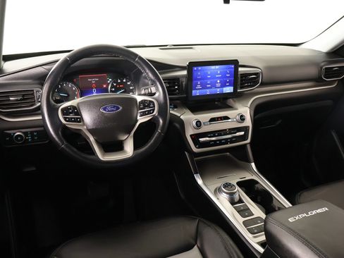Used 2022 Ford Explorer XLT w/ Equipment Group 202A RWD image 2