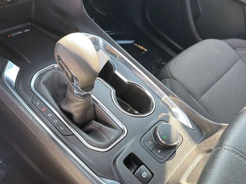 Used 2022 Chevrolet Traverse LT FWD image 28