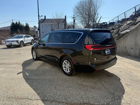 Used 2026 Chrysler Pacifica Select image 3