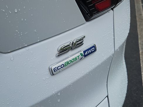 Used 2017 Ford Escape SE w/ SE Cold Weather Package AWD/4WD image 5