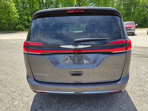 Used 2023 Chrysler Pacifica Touring-L FWD image 7
