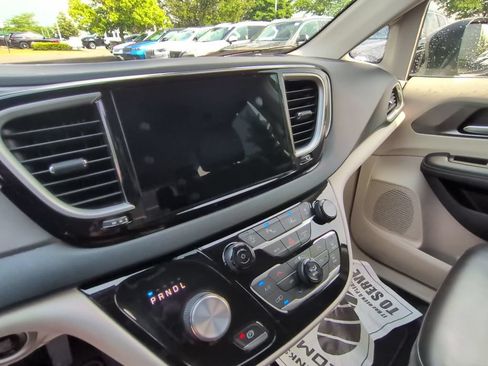 Used 2023 Chrysler Pacifica Touring-L FWD image 23