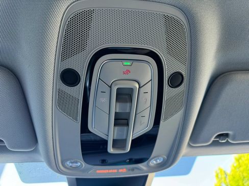 Used 2022 Audi e-tron Premium w/ Convenience Plus Package AWD/4WD image 43
