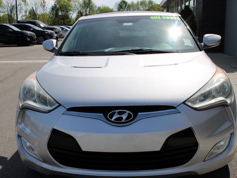 Used 2012 Hyundai Veloster w/ Style Pkg image 2