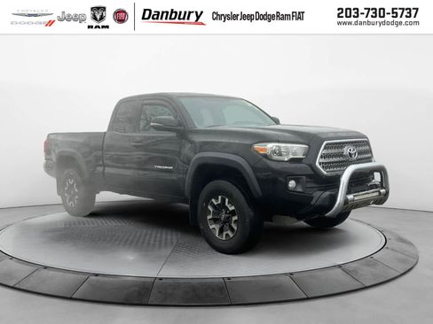 Used 2017 Toyota Tacoma TRD Off-Road image 1