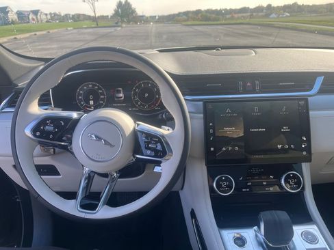 New 2025 Jaguar F-PACE R-Dynamic S image 12