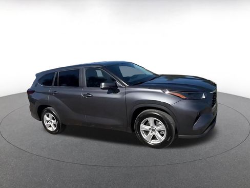 Used 2025 Toyota Highlander LE image 2