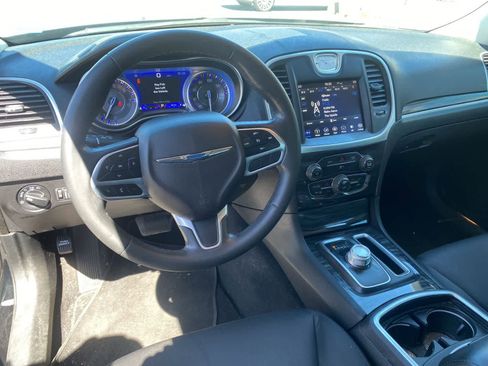 Used 2019 Chrysler 300 Touring RWD image 9