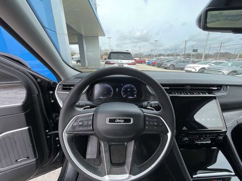 Used 2023 Jeep Grand Cherokee L Limited w/ Luxury Tech Group II image 10