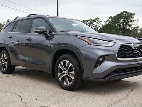 Used 2023 Toyota Highlander XLE image 2