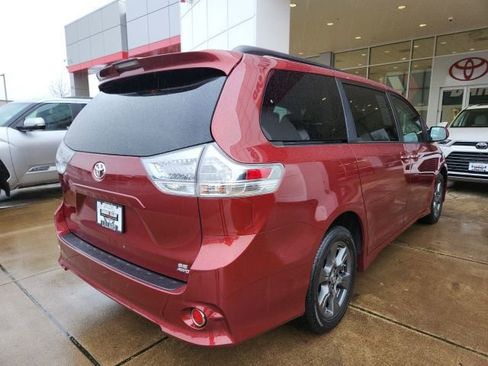 Used 2020 Toyota Sienna SE image 11