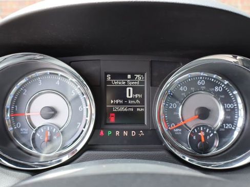 Used 2016 Chrysler Town & Country Touring-L FWD image 18