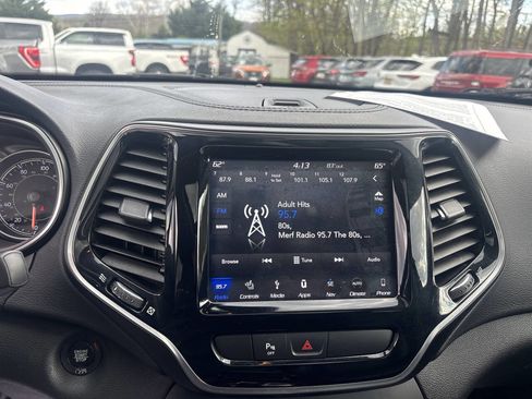 Used 2019 Jeep Cherokee Limited image 18