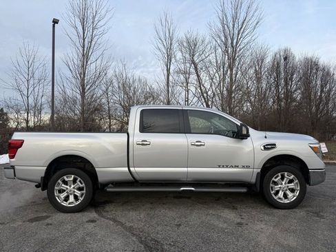 Used 2019 Nissan Titan SV w/ SV Convenience Package image 2