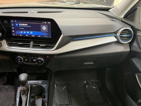 Used 2025 Chevrolet Trax LT w/ LT Convenience Package FWD image 34