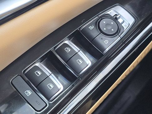 Used 2024 Kia Carnival EX FWD image 24