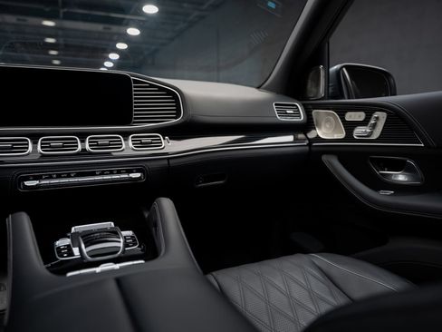 Used 2024 Mercedes-Benz Maybach GLS 600 4MATIC image 44