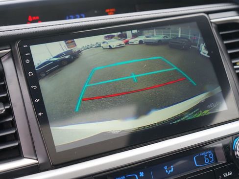 Used 2017 Toyota Highlander XLE AWD/4WD image 18