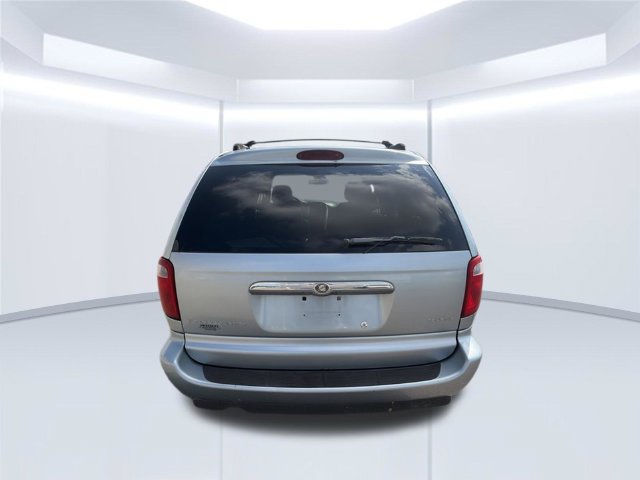 Used 2005 Chrysler Town & Country Touring FWD image 7