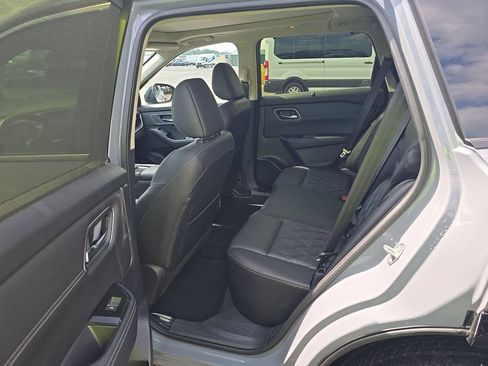 Used 2024 Nissan Rogue Platinum w/ Platinum Premium Package FWD image 8