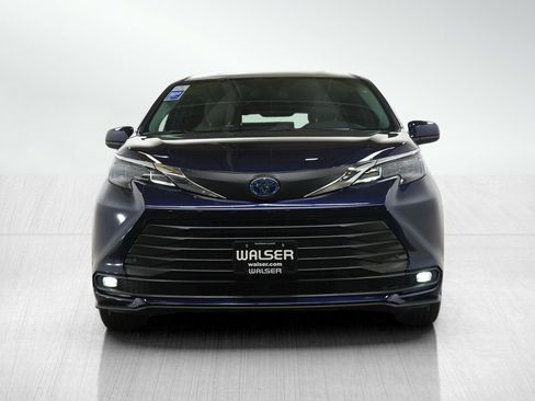 Used 2025 Toyota Sienna XLE AWD/4WD image 2