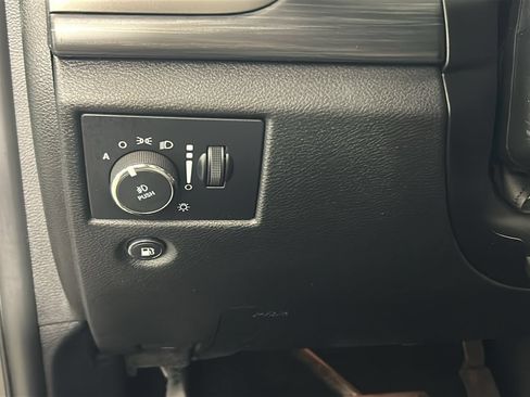 Used 2019 Jeep Grand Cherokee Laredo AWD/4WD image 22
