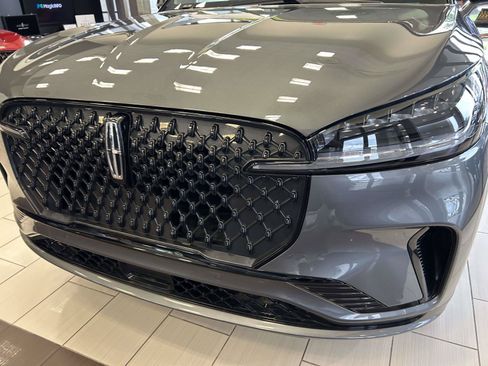 Used 2025 Lincoln Aviator 2WD w/ Jet Appearance Package image 9