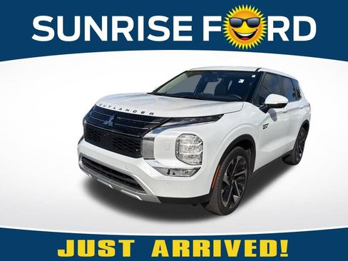 Used 2025 Mitsubishi Outlander 4WD Plug-In Hybrid image 1