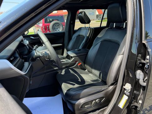 Used 2024 Jeep Grand Cherokee L Laredo image 2