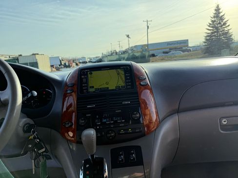 Used 2009 Toyota Sienna XLE image 28