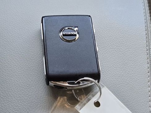 Certified 2023 Volvo XC40 B4 Plus w/ Protection Package Premier image 19