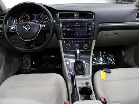 Used 2018 Volkswagen Golf SE image 2
