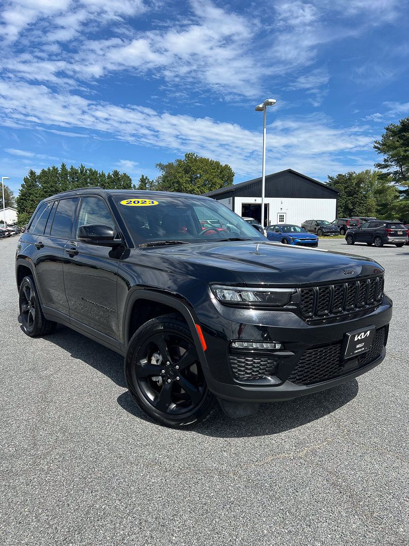 Used 2023 Jeep Grand Cherokee Limited w/ Black Appearance Package AWD/4WD image 16