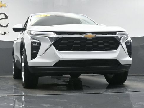 Used 2024 Chevrolet Trax LS w/ LS Convenience Package FWD image 3